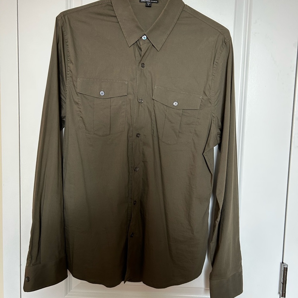 James Perse men’s long sleeve khaki button down shirt. 80% cotton / 20% poly
